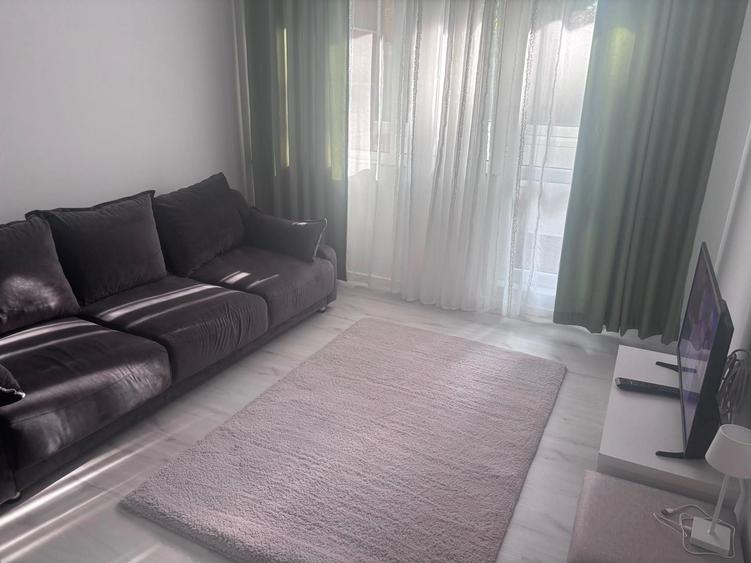 Apartament cu 3 camere semidecomandat în Drumul Taberei