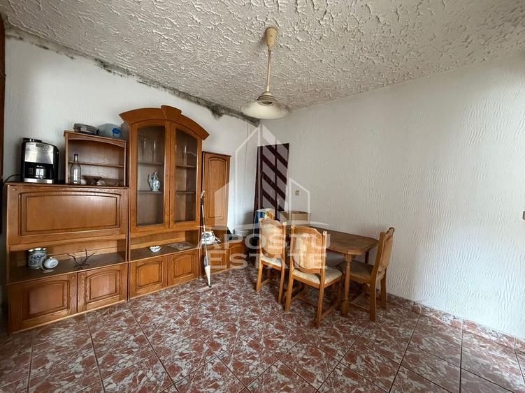Casă individuală cu 12 camere cu Canalizare în Girocului