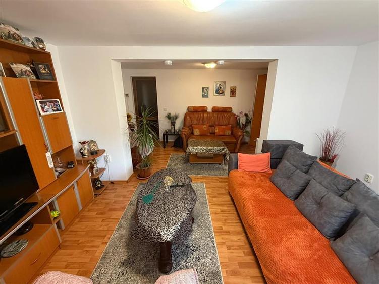 Casă individuală cu 7 camere cu Canalizare în Cocorăștii Colț