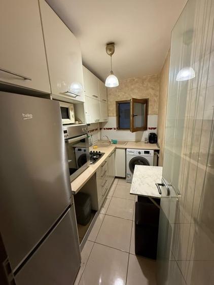 Apartament cu 3 camere semidecomandat, mobilat în Romană