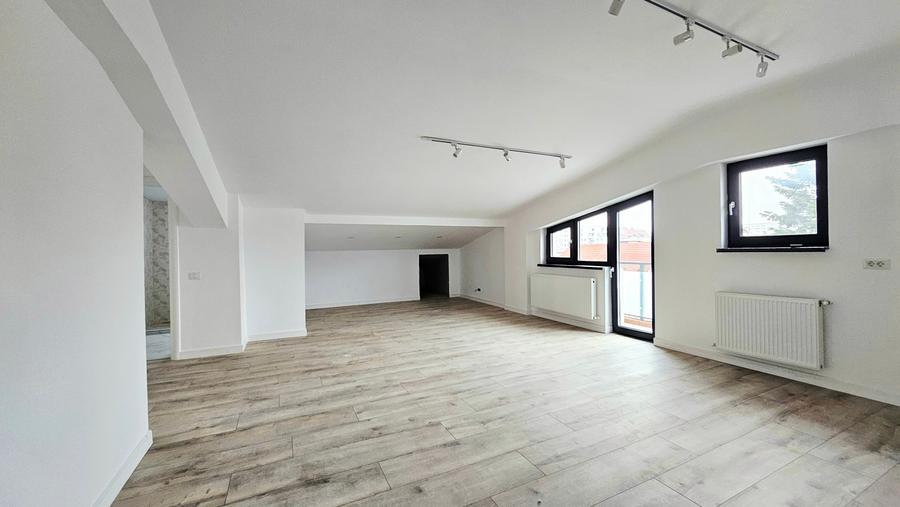 Apartament cu 3 camere semidecomandat în Matei Voievod