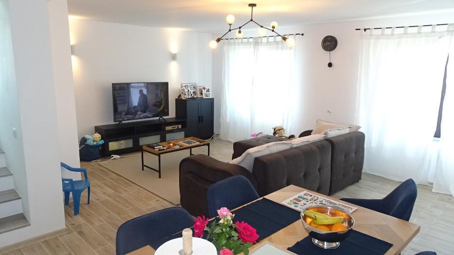 Casă cu 4 camere cu Teren 942 Mp în Zăvoi