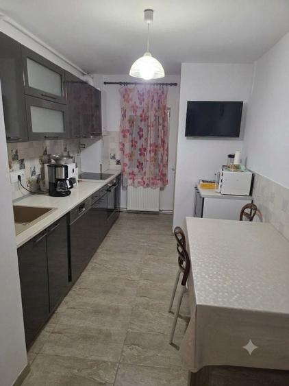 Apartament cu 4 camere decomandat în Florești