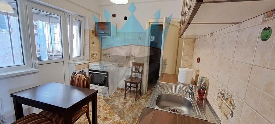 Apartament cu 3 camere semidecomandat, mobilat în P-ța Romană