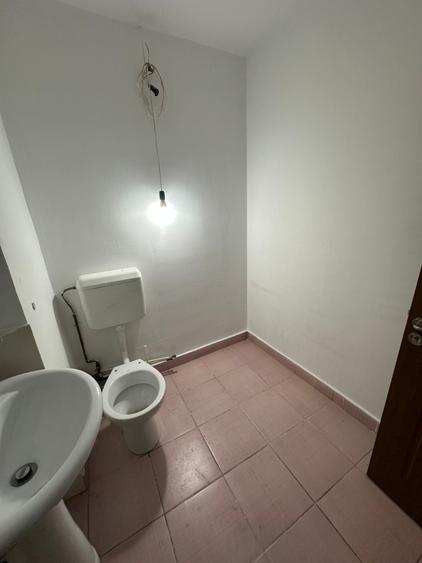 Apartament cu 3 camere semidecomandat în Titan
