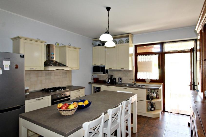 Casă individuală cu 7 camere cu Canalizare în Mamaia