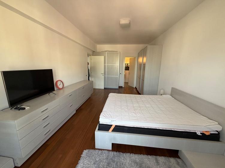 Apartament cu 4 camere decomandat în Herăstrău