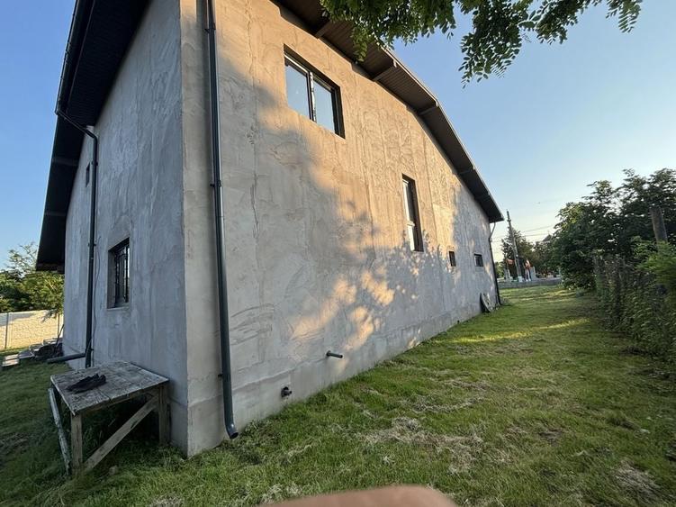 Casă cu 4 camere cu Teren 1600 Mp în Ciochina