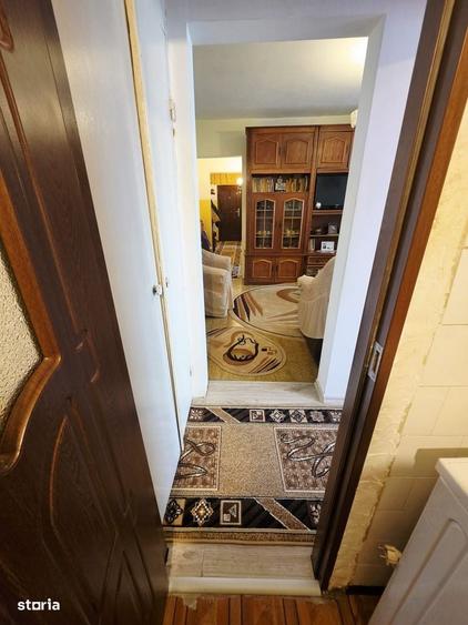 Apartament cu 3 camere semidecomandat, mobilat în Central