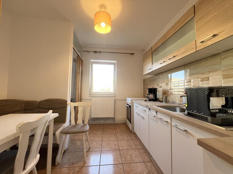 Apartament cu 4 camere decomandat, mobilat în Girocului