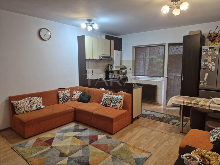 Apartament cu 3 camere semidecomandat, mobilat în Florești