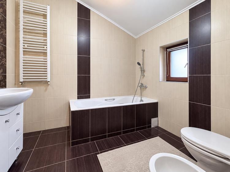 Casă individuală cu 5 camere cu Canalizare în Ovidiu