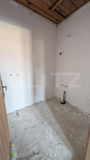 Casă individuală cu 8 camere cu Canalizare în Sud