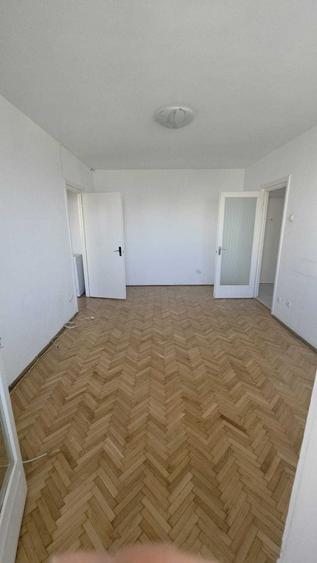 Apartament cu 3 camere semidecomandat în 1 Mai