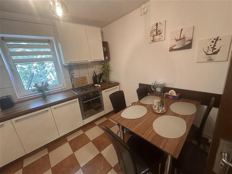 Apartament cu 3 camere decomandat, mobilat în Dâmbovița