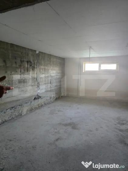 Casă cu 8 camere cu Teren 1500 Mp în Central