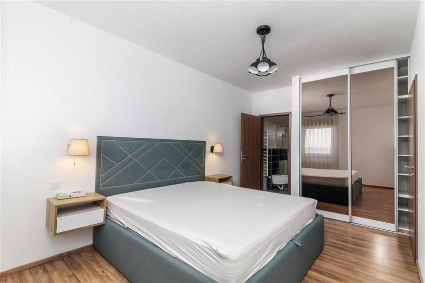 Apartament cu 3 camere semidecomandat, mobilat în Bună Ziua