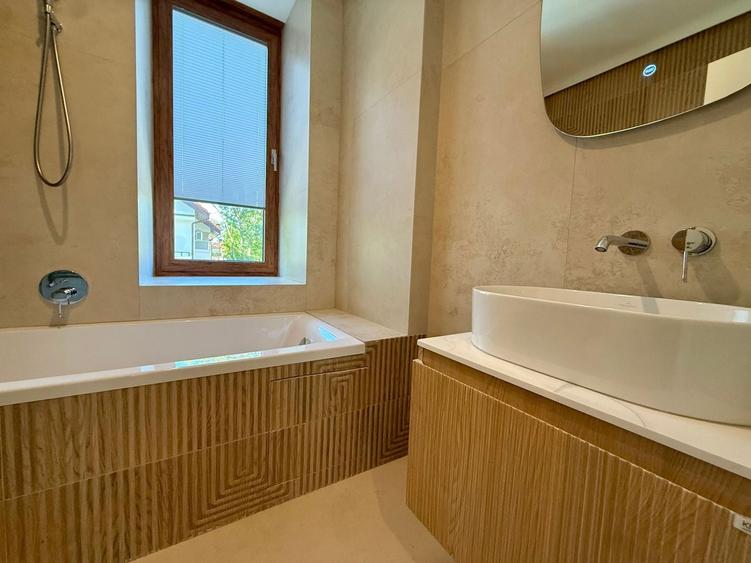 Casă individuală cu 6 camere cu Canalizare în Pipera