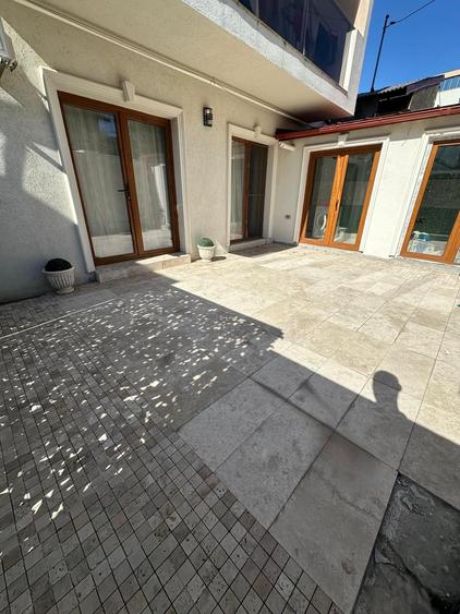 Apartament cu 3 camere semidecomandat în Giulești