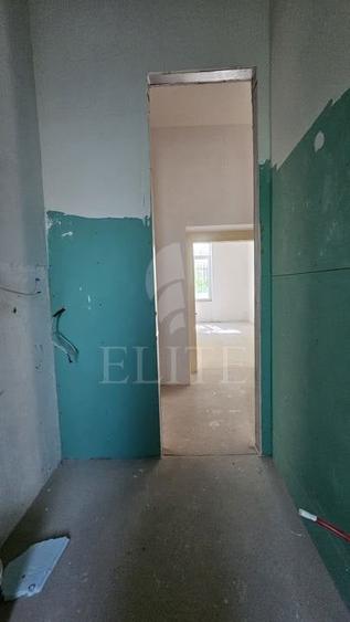 Apartament cu 4 camere semidecomandat în Central