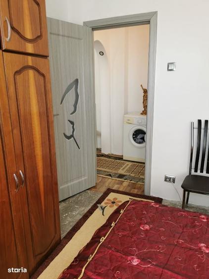 Apartament cu 3 camere semidecomandat în Craiovița Nouă