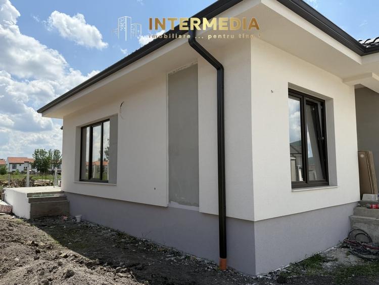 Casă individuală cu 4 camere cu Canalizare în Cetate