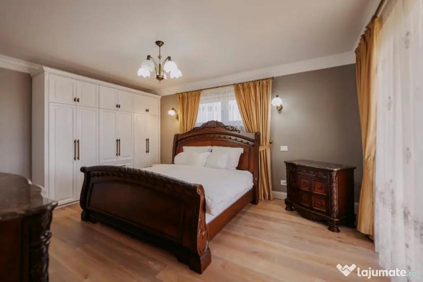 Casă cu 8 camere cu Teren 11880 Mp în Horodnic