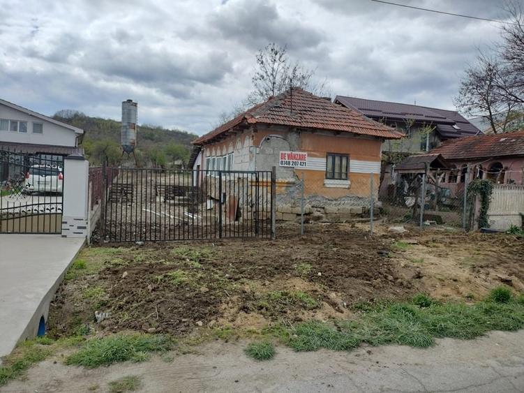 Casă cu 3 camere în Scăești