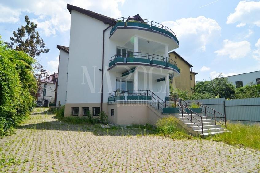 Casă individuală cu 11 camere cu Canalizare în Zorilor