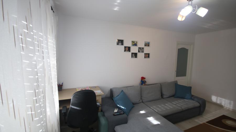 Apartament cu 3 camere semidecomandat în Cetății
