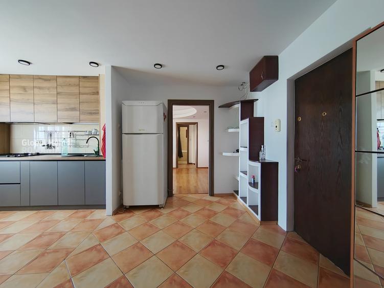 Apartament cu 3 camere semidecomandat, mobilat în Tineretului