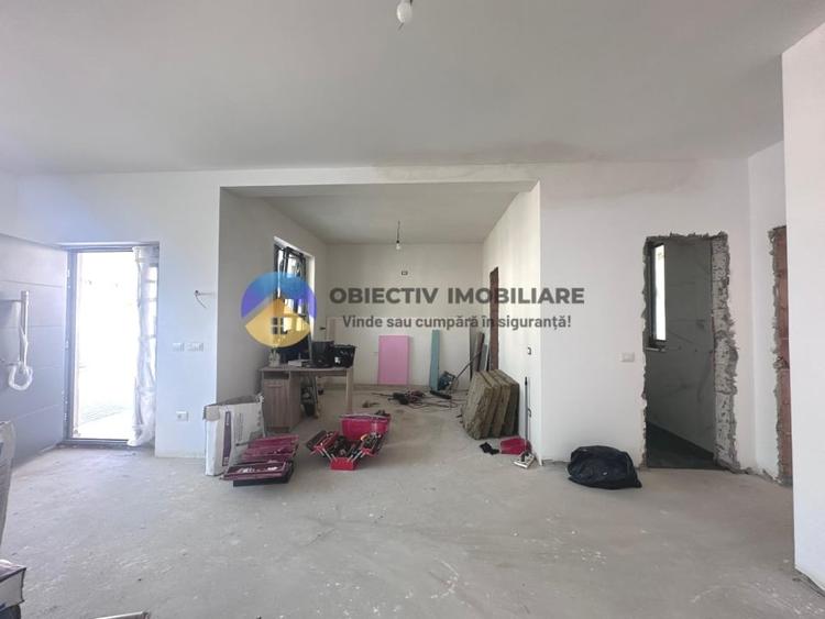 Casă cu 3 camere cu Canalizare în Est