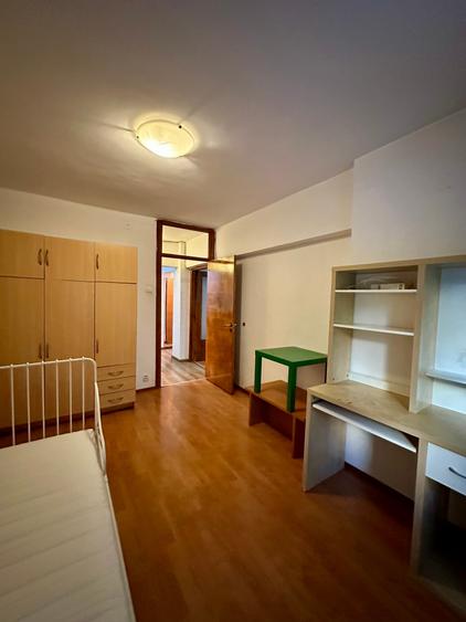Apartament cu 3 camere decomandat în Tei
