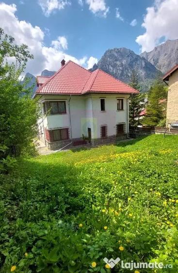 Casă cu 8 camere cu Teren 518 Mp în Central