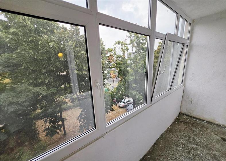 Apartament cu 3 camere semidecomandat în Circumvalațiunii