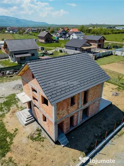 Casă cu 5 camere cu Teren 400 Mp în Central