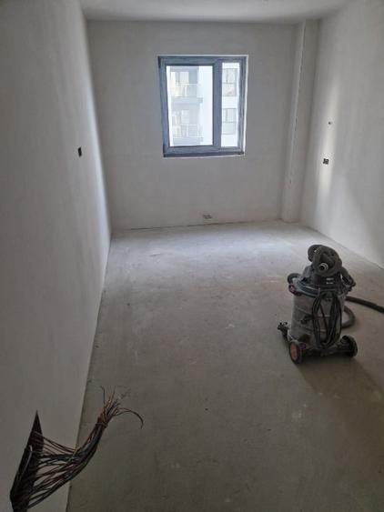 Apartament cu 3 camere decomandat în Energia