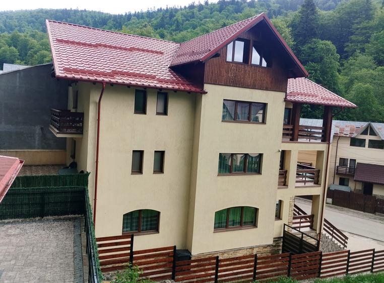 Casă cu 10 camere cu Canalizare în Valea Cerbului