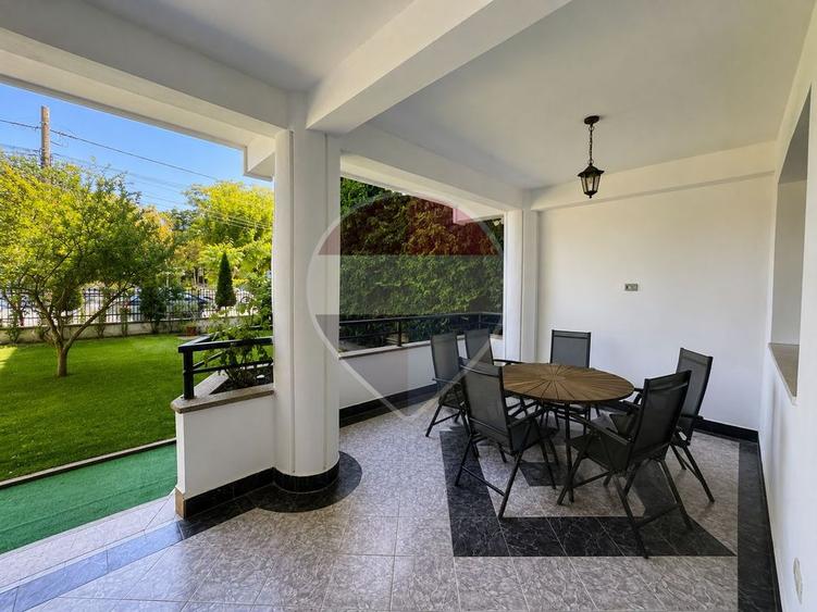 Apartament cu 3 camere, mobilat în Est
