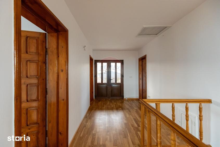 Casă cu 6 camere cu Teren 1710 Mp în Central