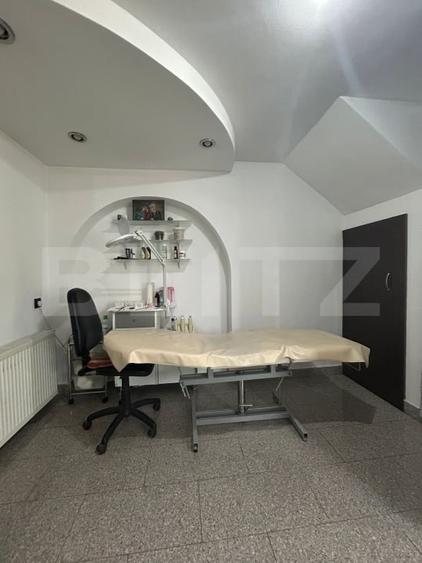 Apartament cu 5 camere decomandat, mobilat în Reghin