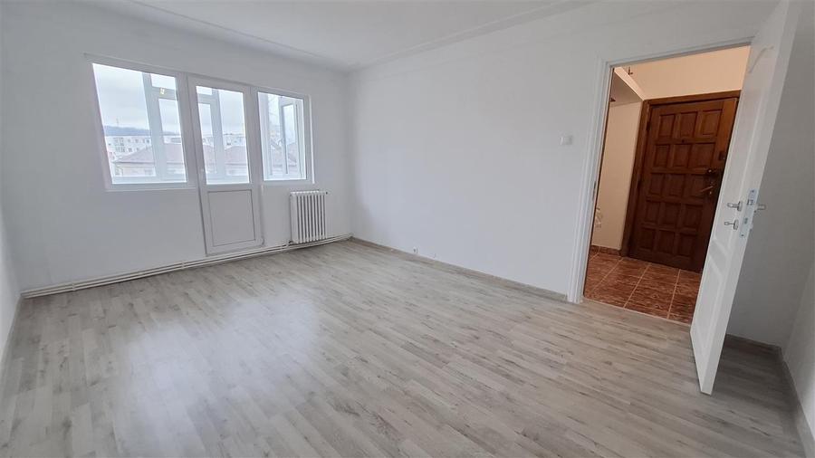 Apartament cu 3 camere semidecomandat în Alexandru cel Bun