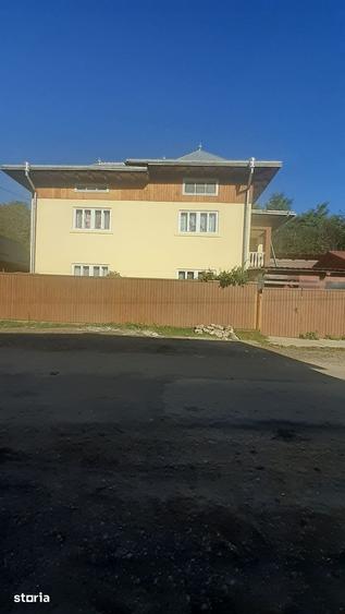 Casă cu 6 camere cu Teren 300 Mp în Stulpicani
