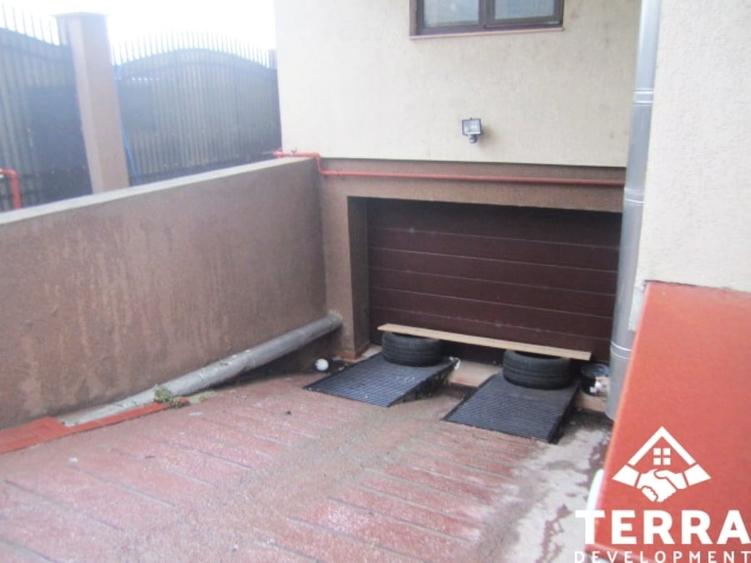Casă individuală cu 7 camere cu Teren 500 Mp în Central