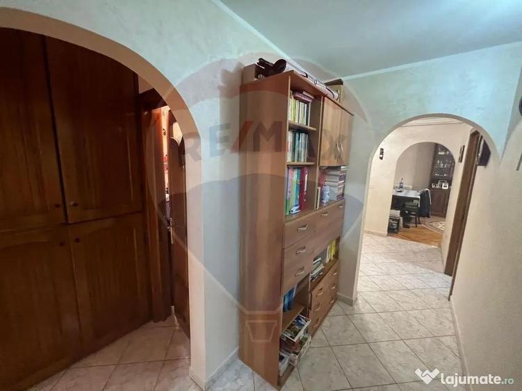 Apartament cu 3 camere decomandat în Central