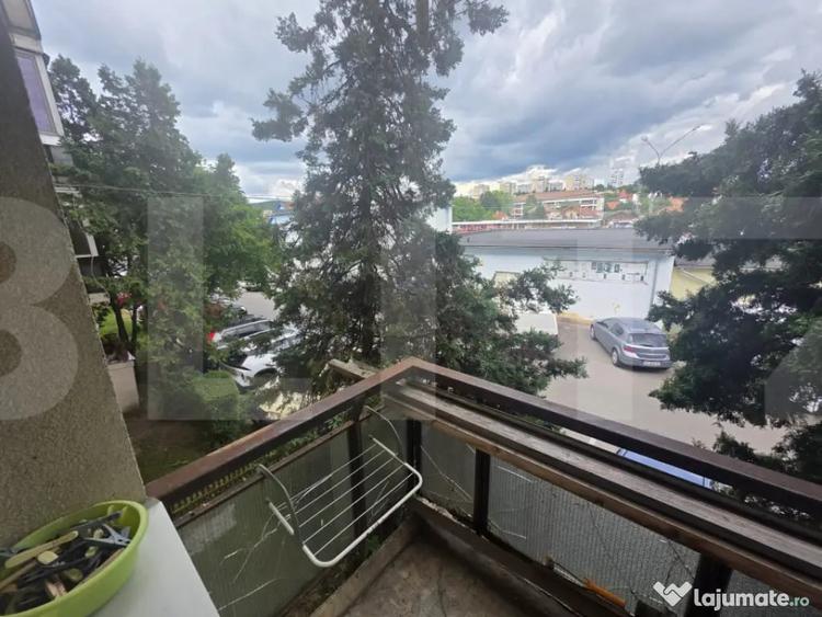 Apartament cu 3 camere semidecomandat în Central