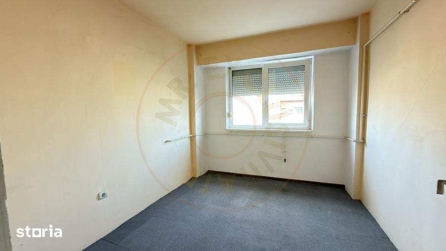 Apartament cu 4 camere semidecomandat în Central
