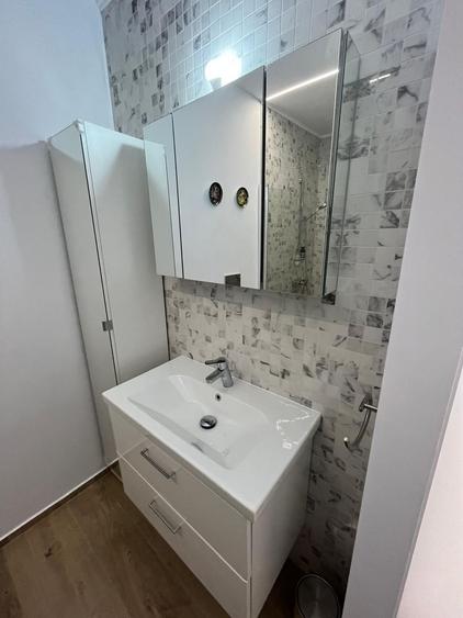 Apartament cu 3 camere semidecomandat, mobilat în P-ta Presei Libere