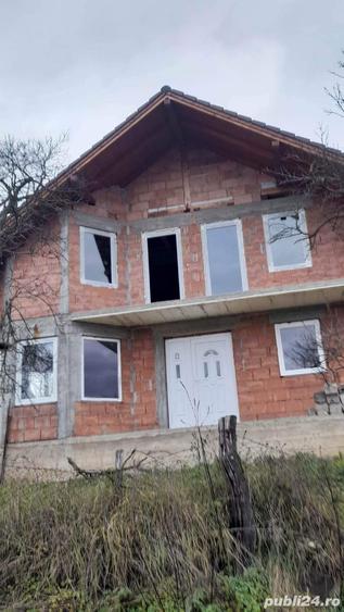 Casă cu 4 camere cu Teren 50000 Mp în Pinticu