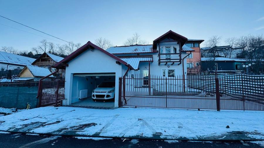 Casă cu 4 camere decomandat cu Teren 196 Mp în Copou